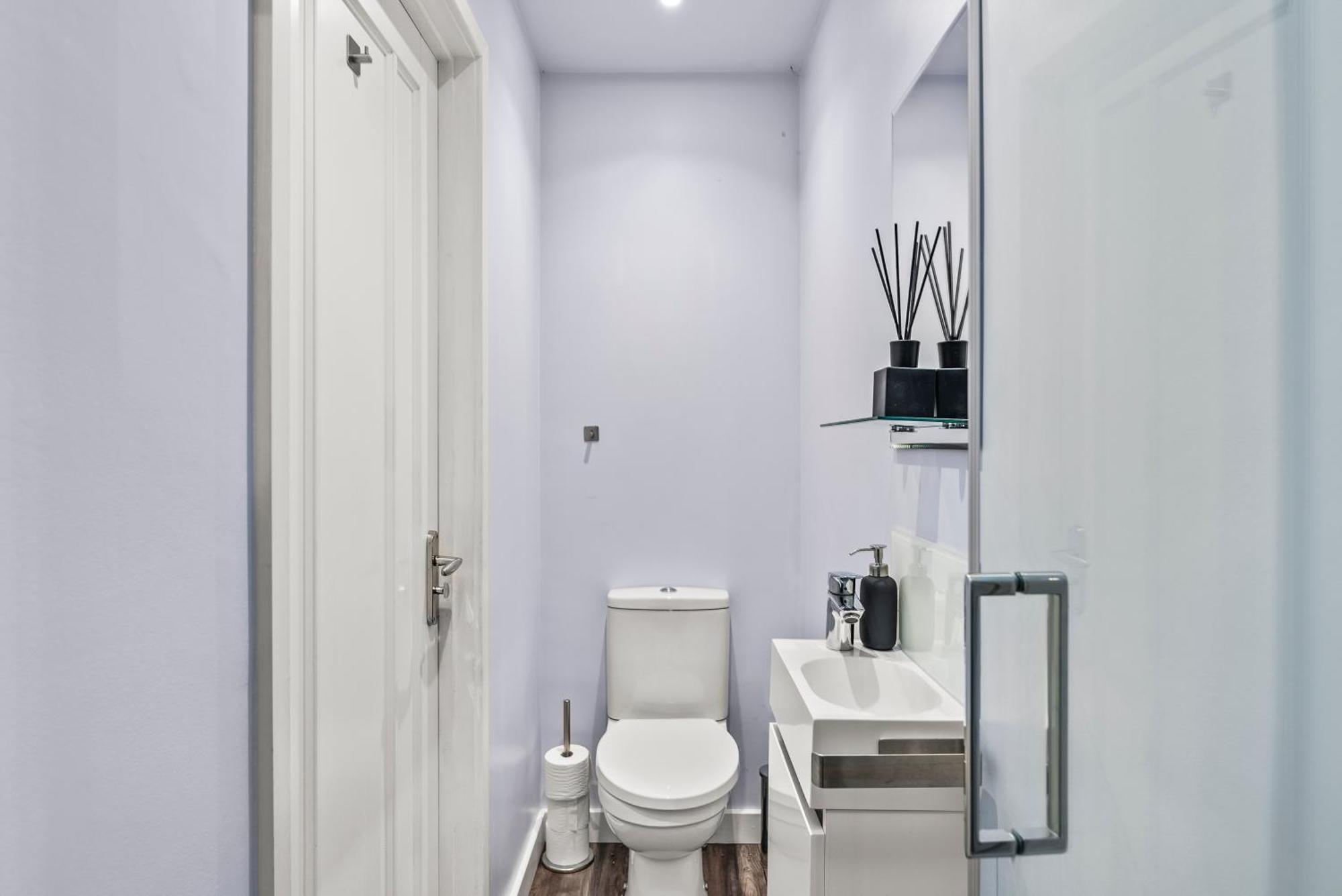 Elegant Retreat In Cheltenham - Garden & Parking Included Exteriör bild