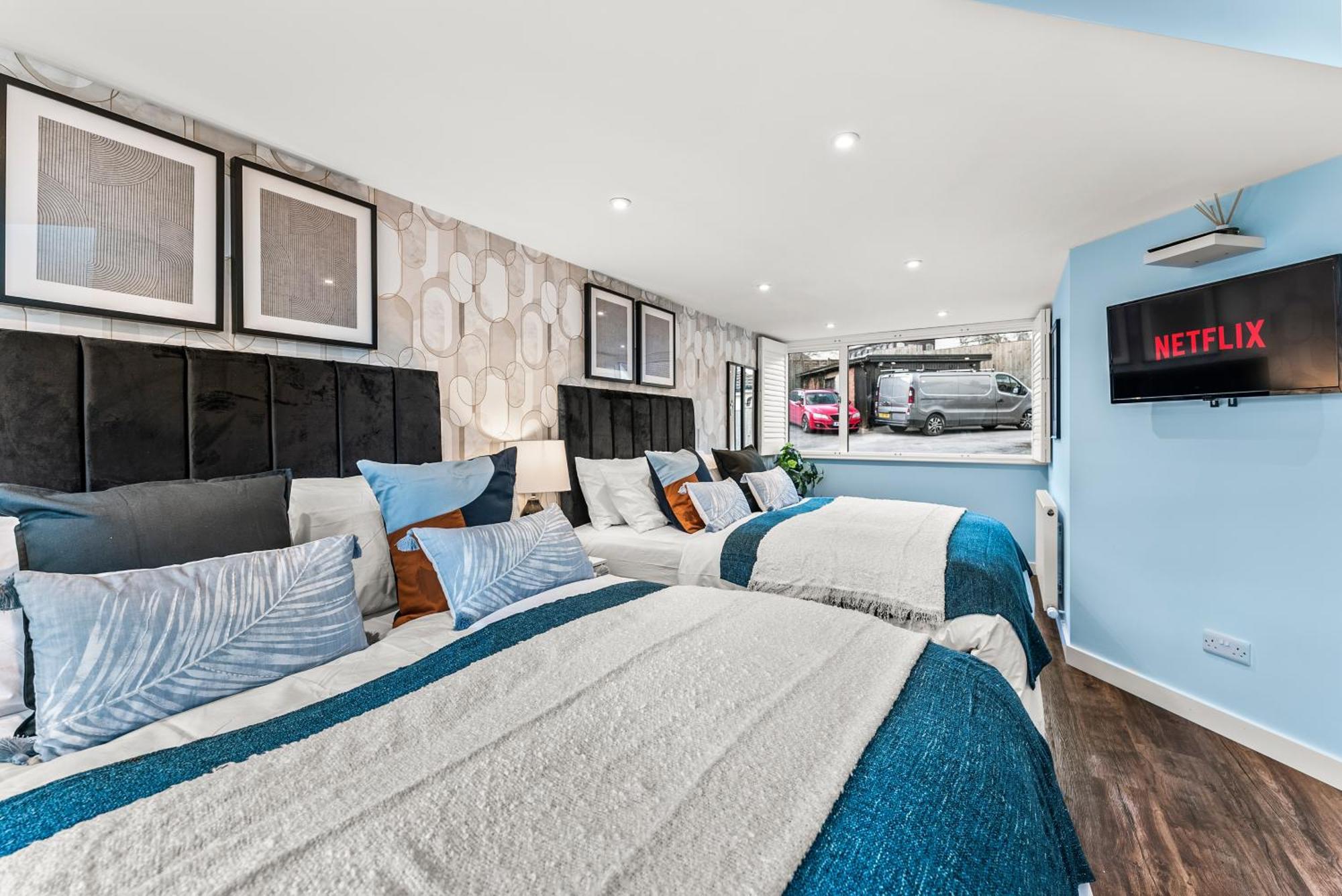 Elegant Retreat In Cheltenham - Garden & Parking Included Exteriör bild