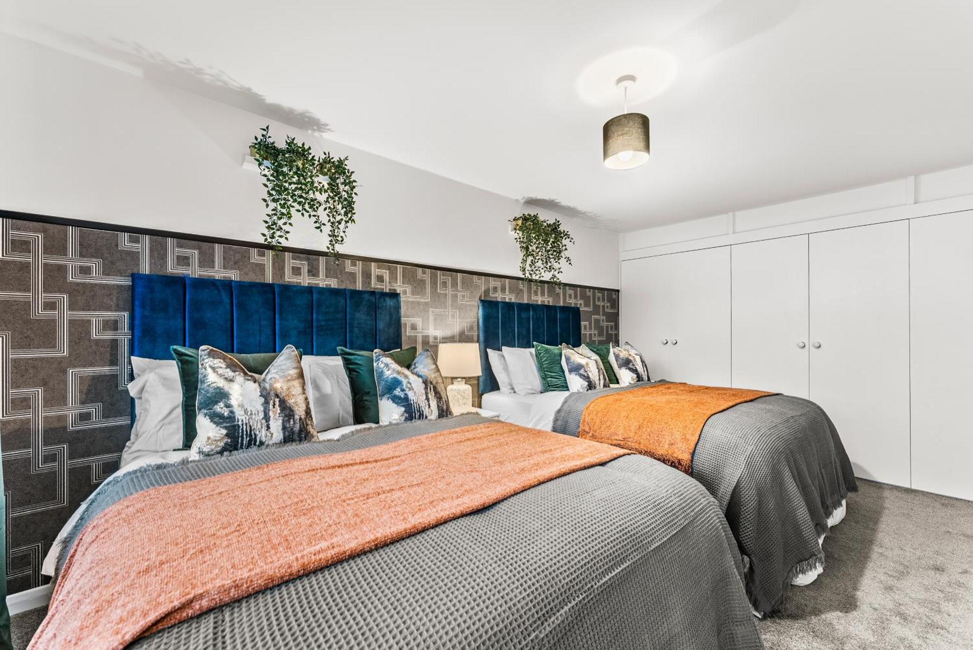 Elegant Retreat In Cheltenham - Garden & Parking Included Exteriör bild