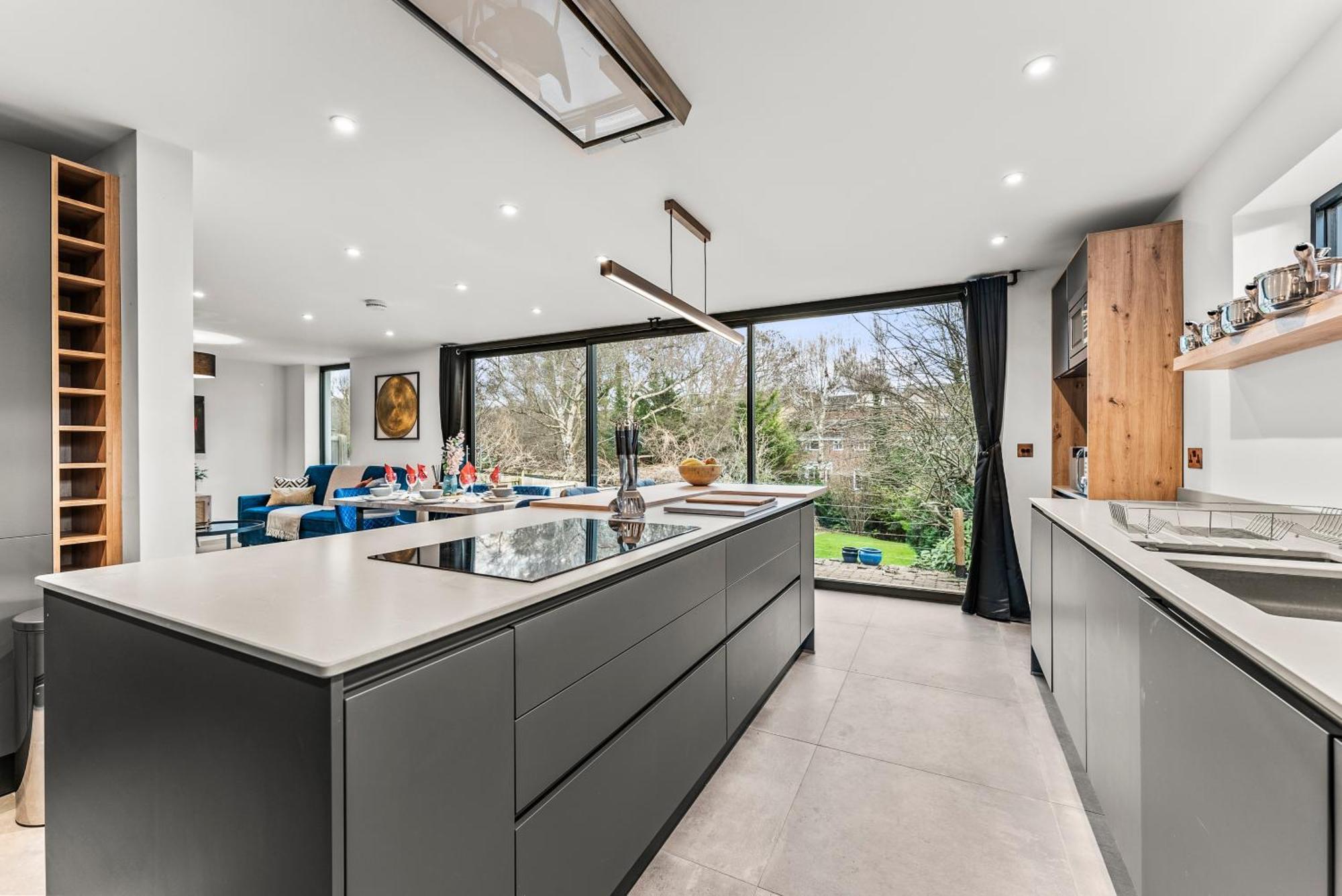 Elegant Retreat In Cheltenham - Garden & Parking Included Exteriör bild