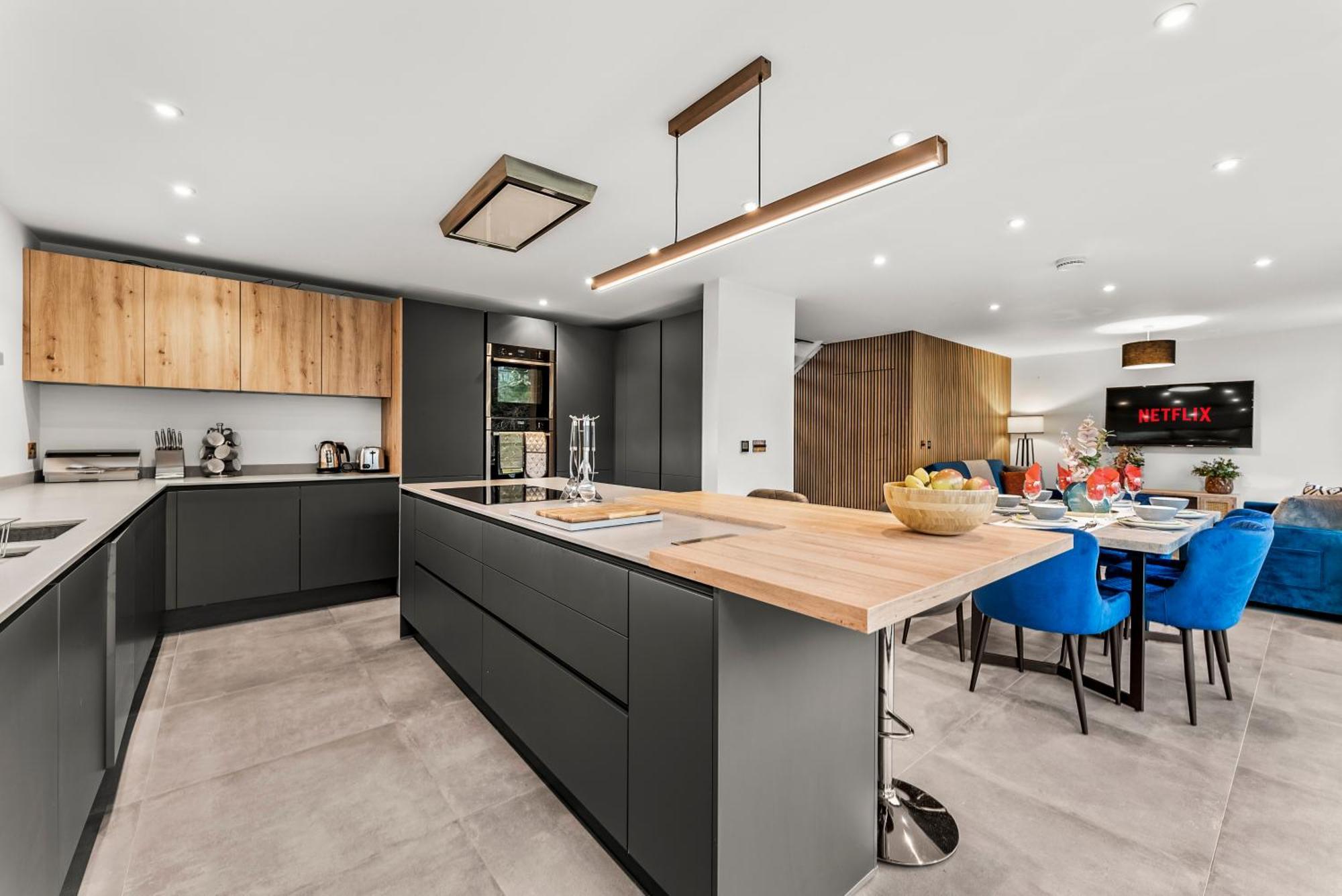 Elegant Retreat In Cheltenham - Garden & Parking Included Exteriör bild