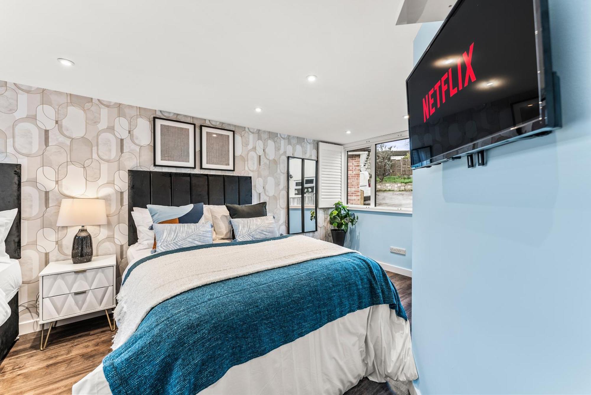 Elegant Retreat In Cheltenham - Garden & Parking Included Exteriör bild