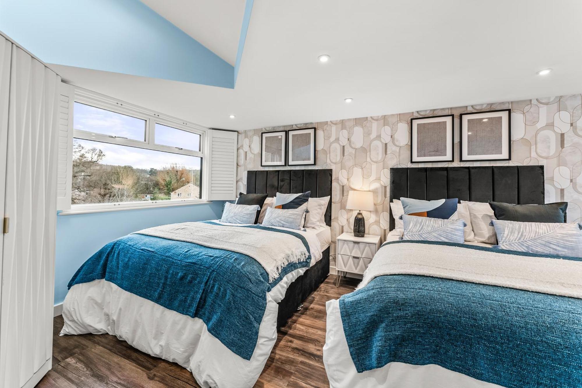 Elegant Retreat In Cheltenham - Garden & Parking Included Exteriör bild