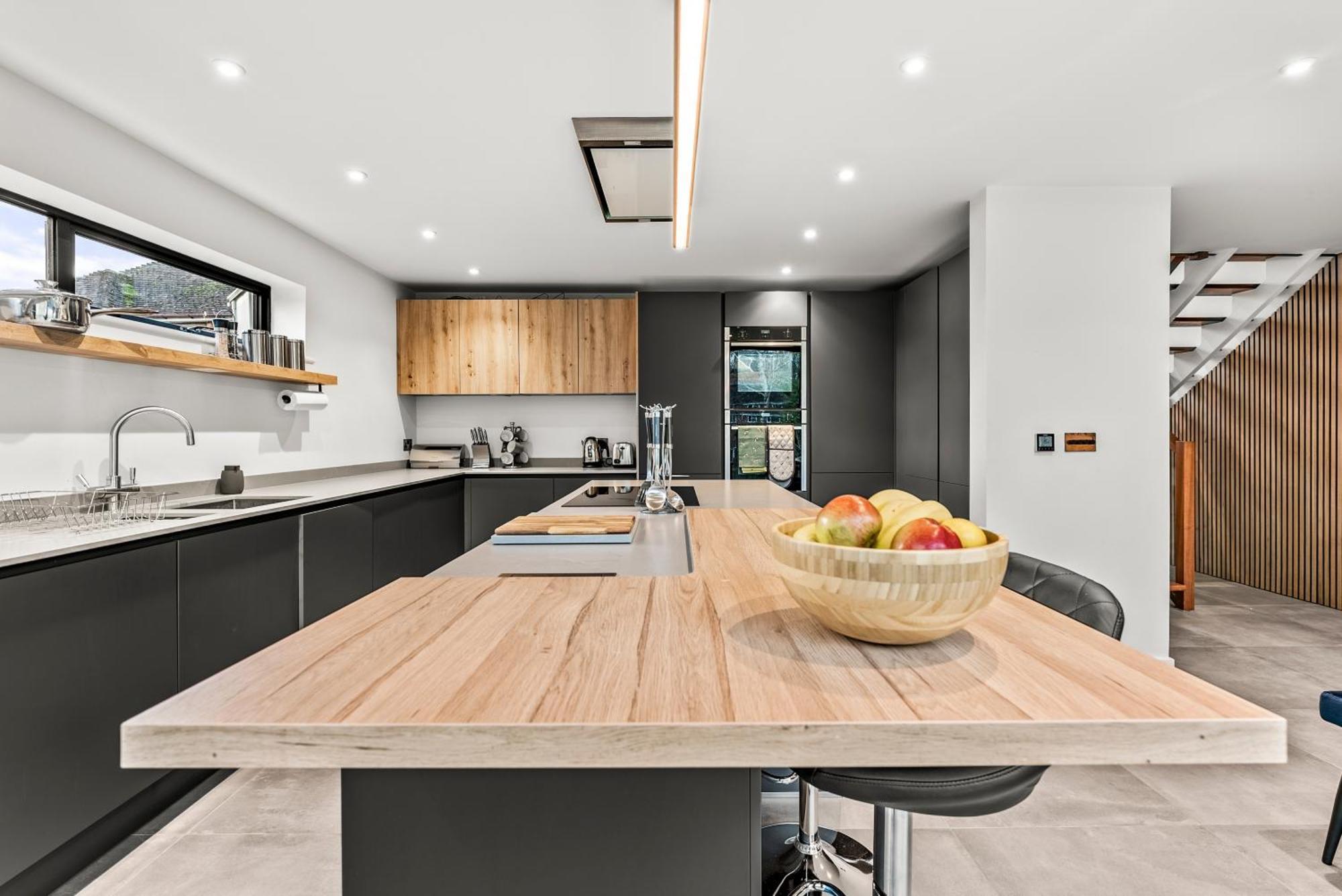 Elegant Retreat In Cheltenham - Garden & Parking Included Exteriör bild