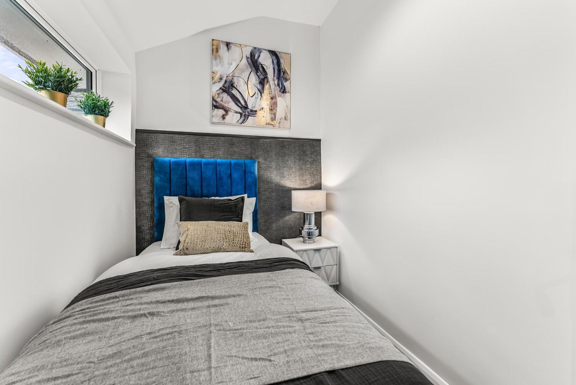 Elegant Retreat In Cheltenham - Garden & Parking Included Exteriör bild