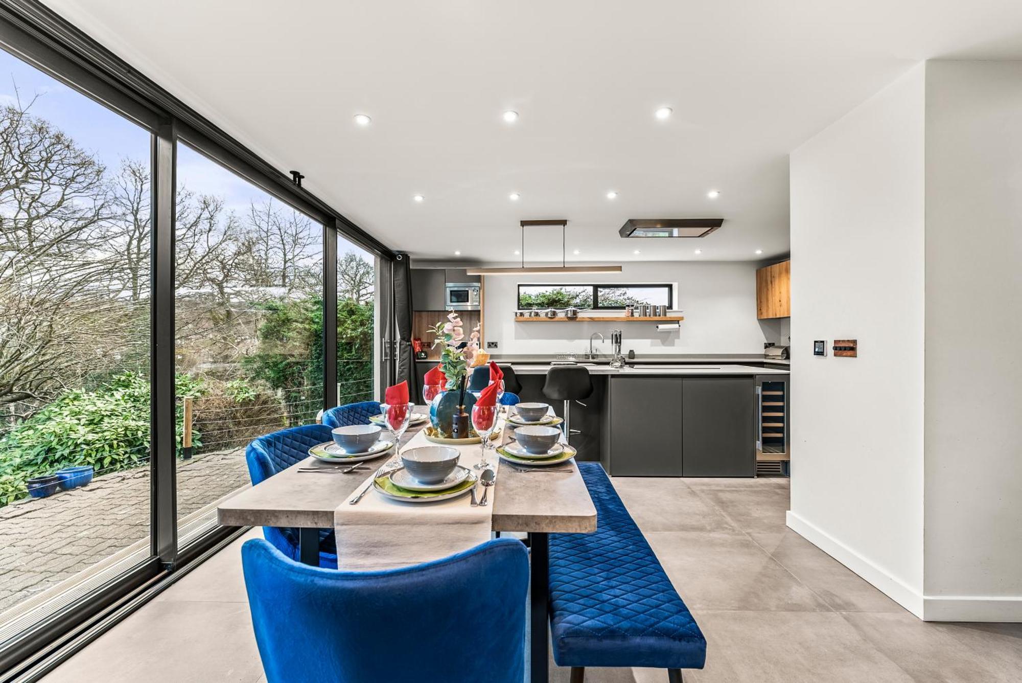 Elegant Retreat In Cheltenham - Garden & Parking Included Exteriör bild