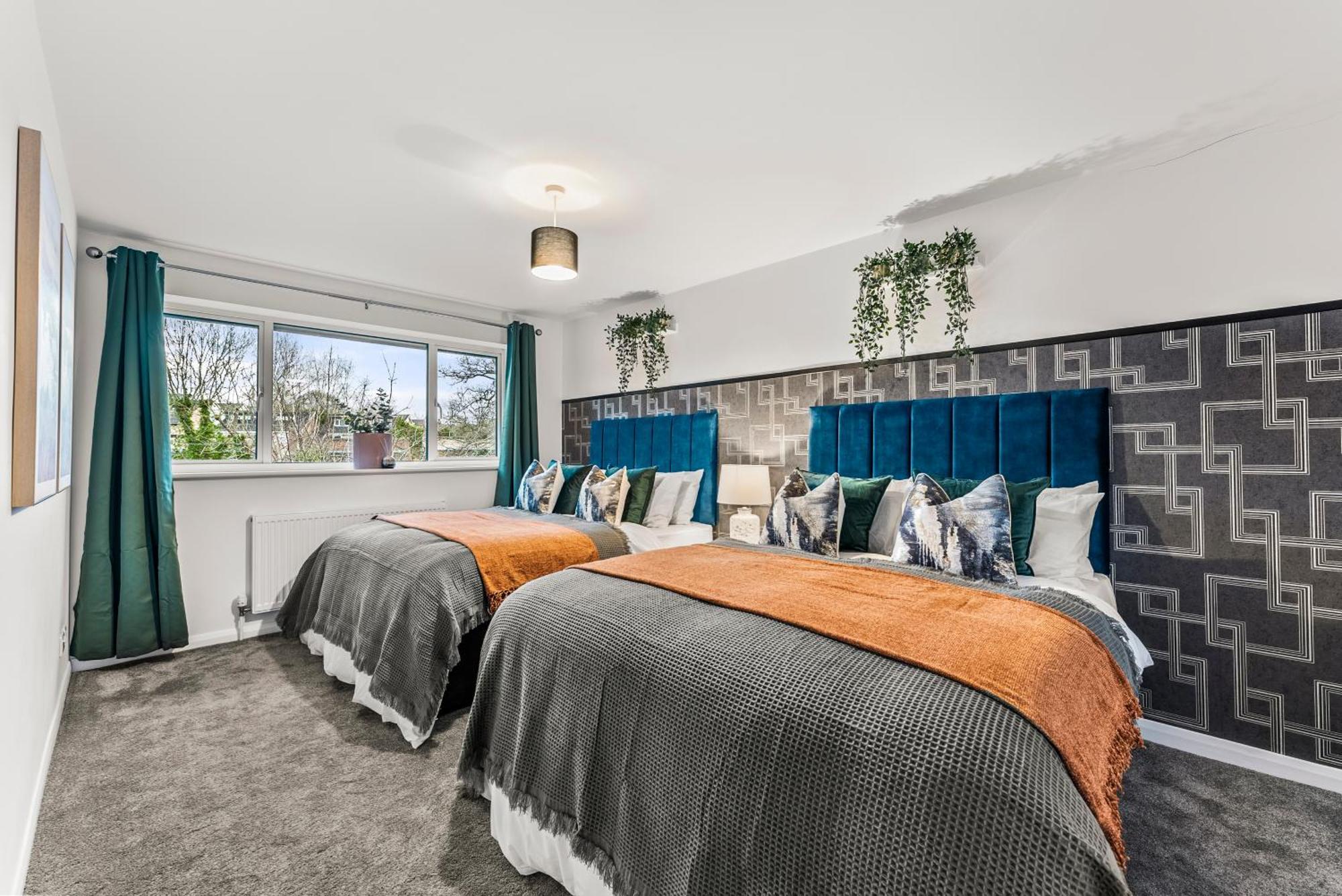 Elegant Retreat In Cheltenham - Garden & Parking Included Exteriör bild