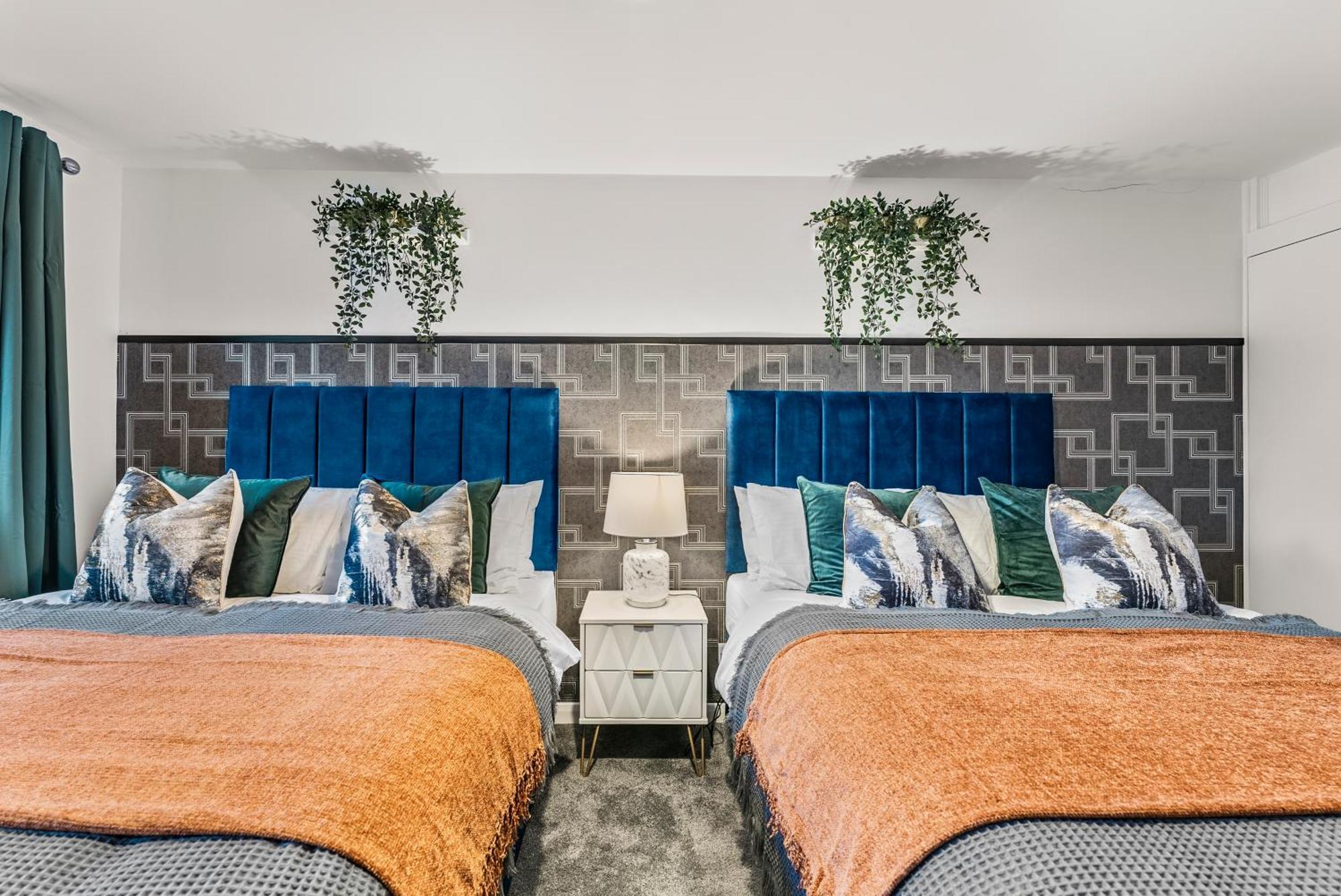 Elegant Retreat In Cheltenham - Garden & Parking Included Exteriör bild