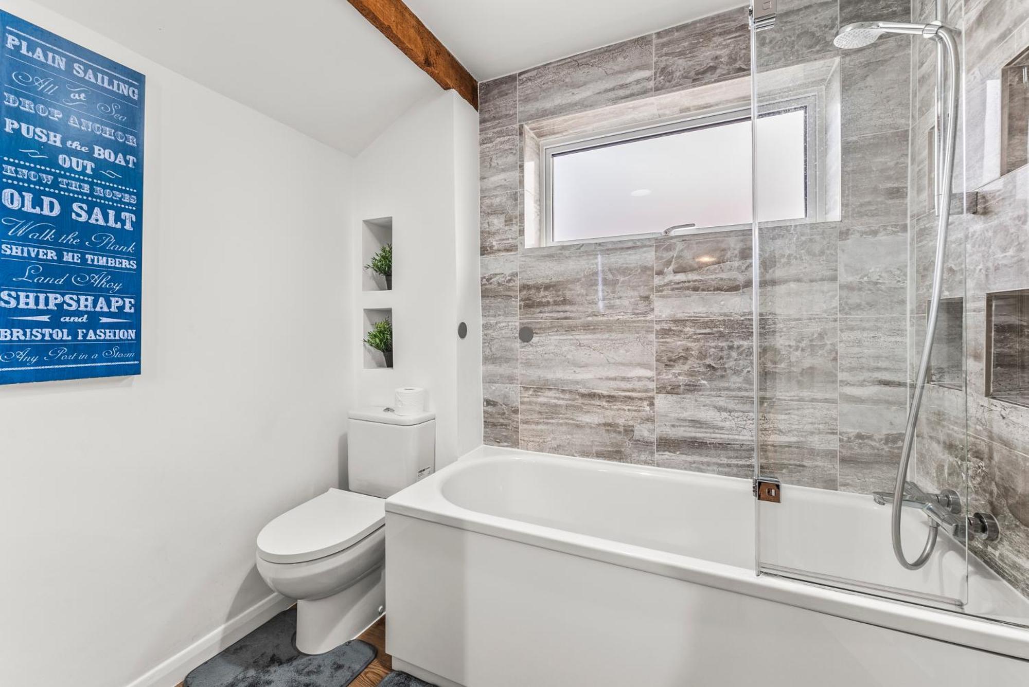Elegant Retreat In Cheltenham - Garden & Parking Included Exteriör bild