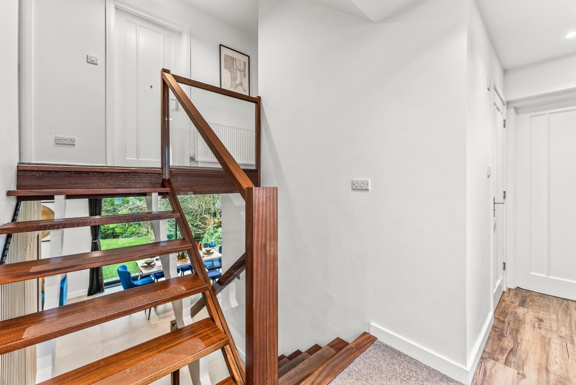 Elegant Retreat In Cheltenham - Garden & Parking Included Exteriör bild