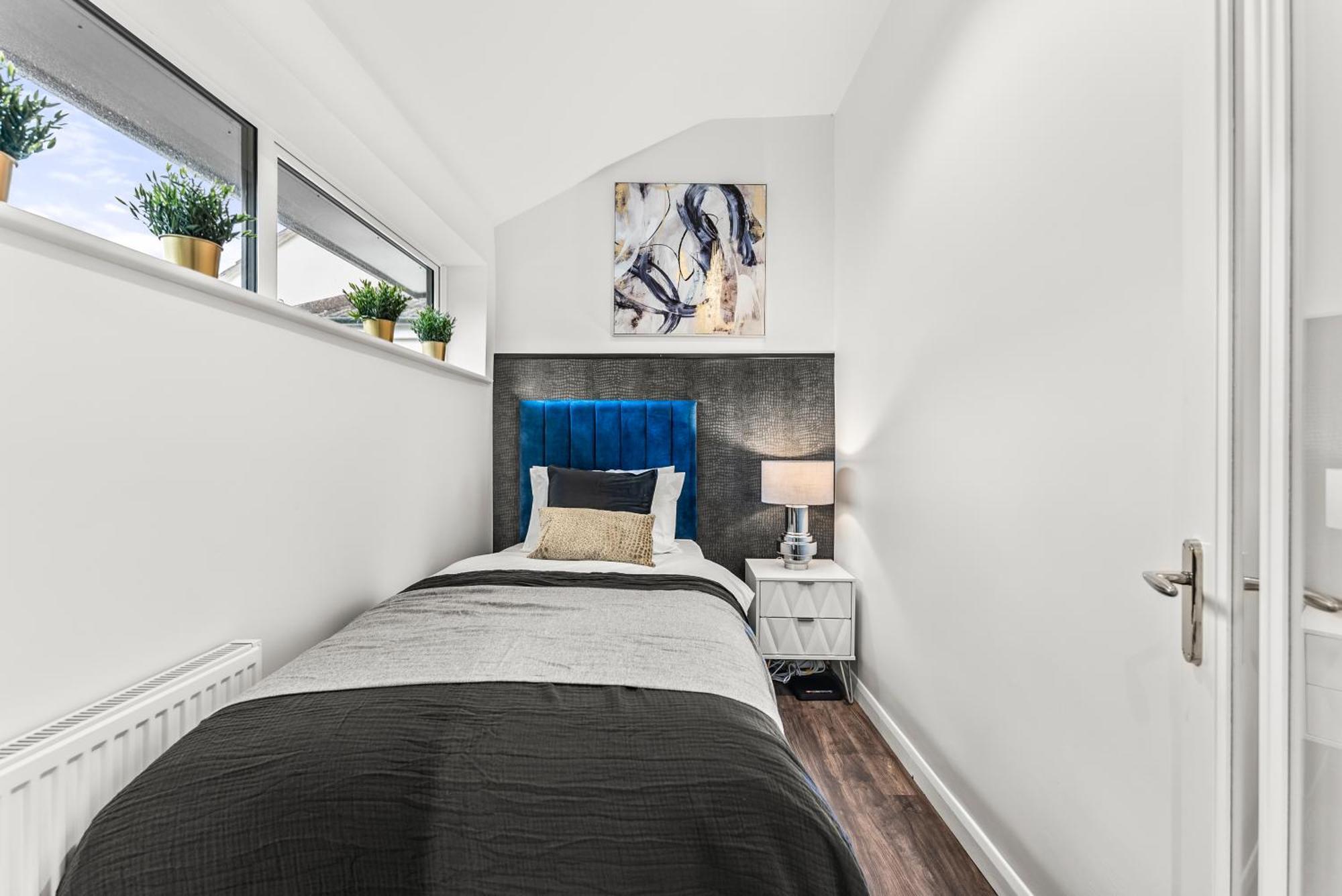 Elegant Retreat In Cheltenham - Garden & Parking Included Exteriör bild