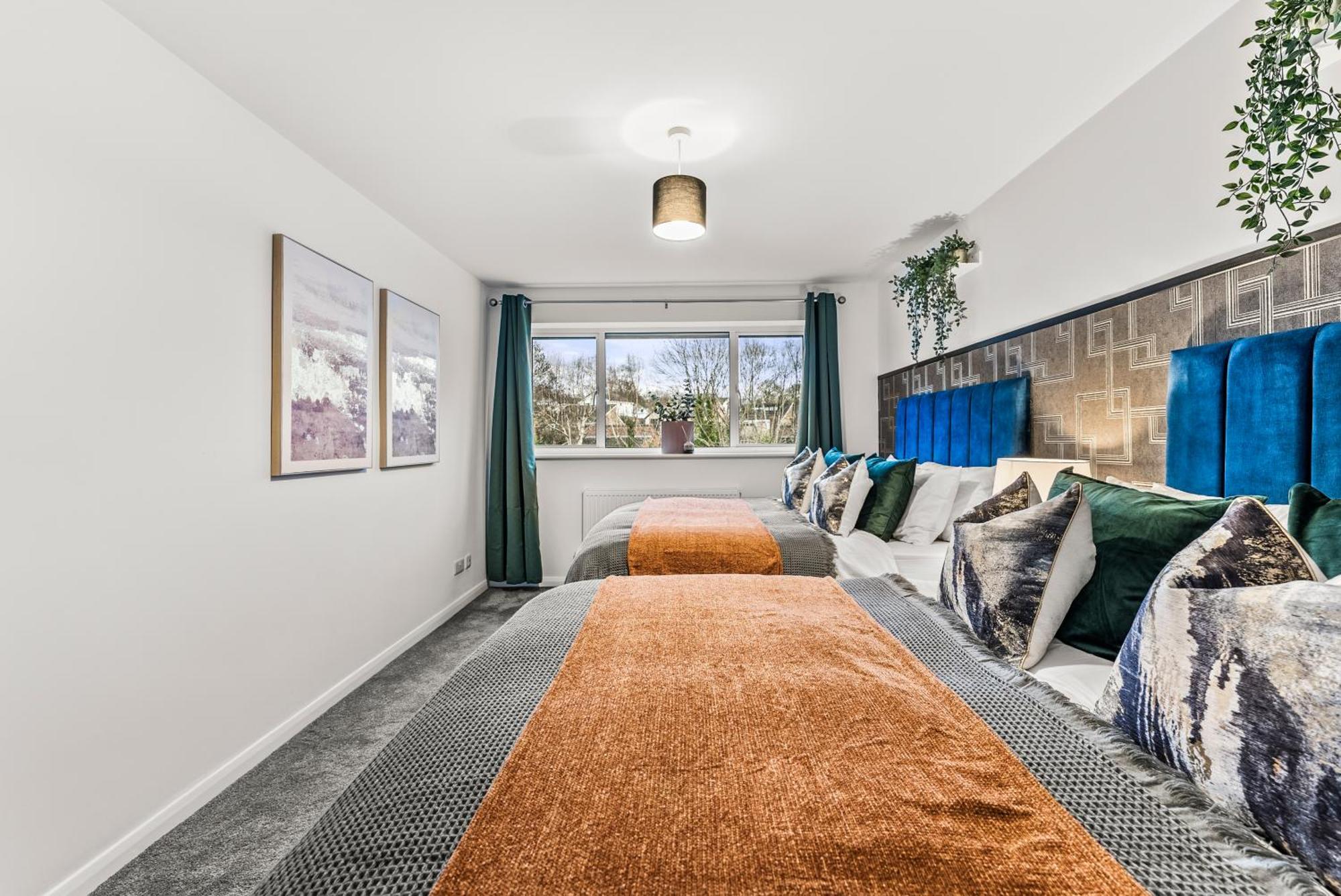 Elegant Retreat In Cheltenham - Garden & Parking Included Exteriör bild